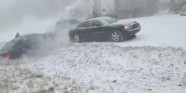 现场视频！50多辆车因暴风雪连环相撞 至少3人死亡