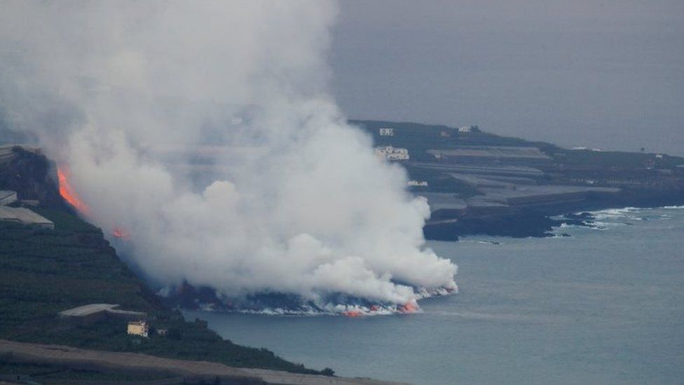 西班牙拉帕马岛火山喷发，岩浆泻入海域引发大量浓烟