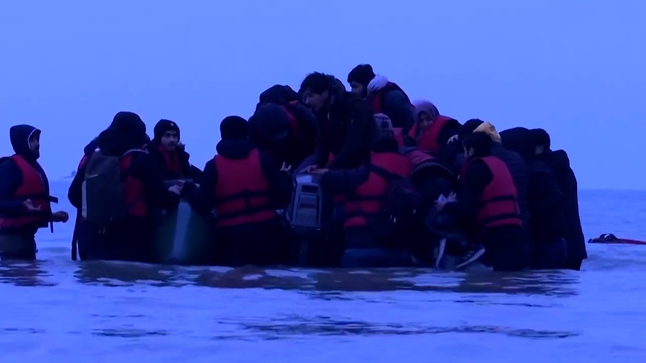 不顾生死！40多名移民乘坐小艇从法国出发前往英国