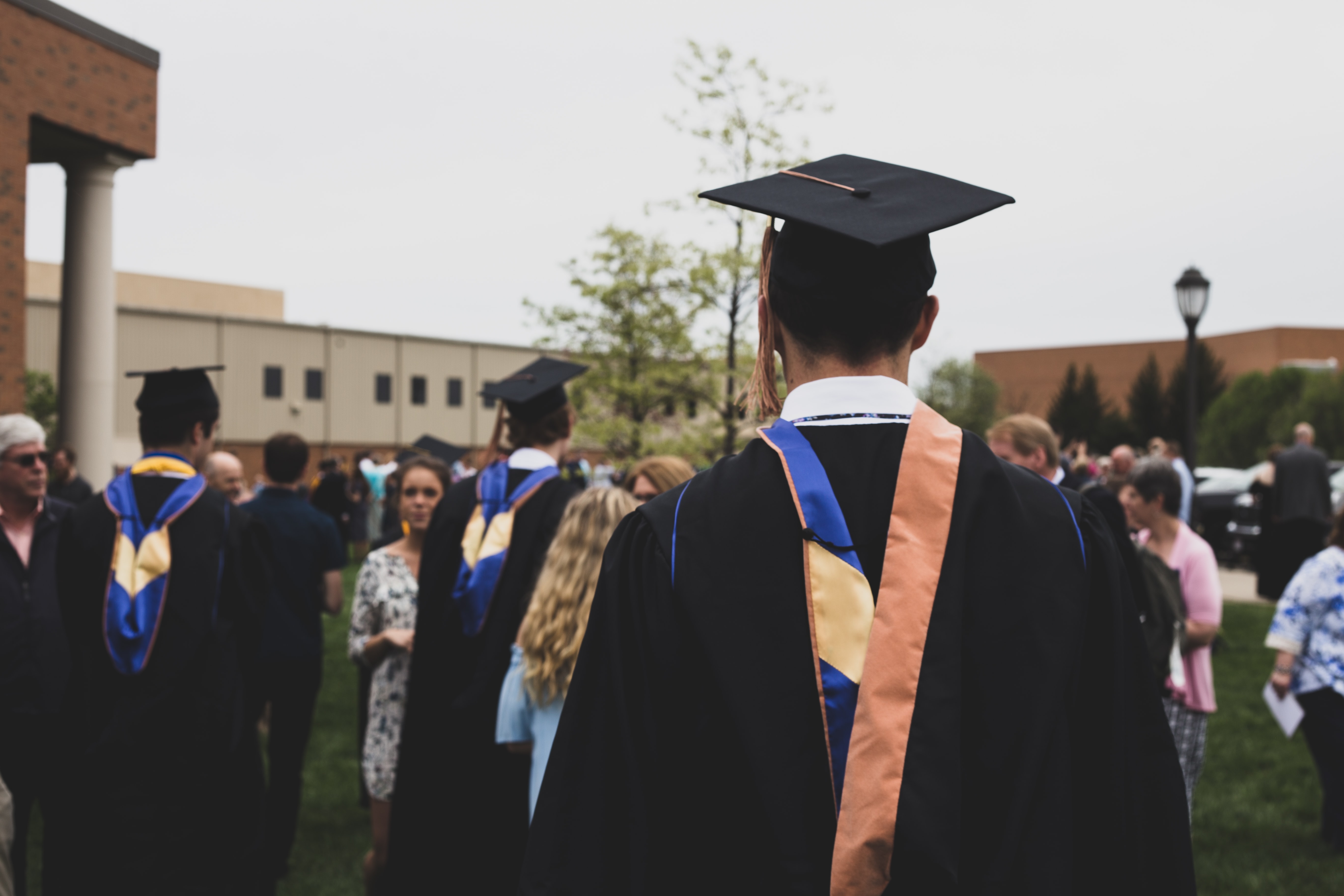  如何教导即将上大学的孩子善用金钱