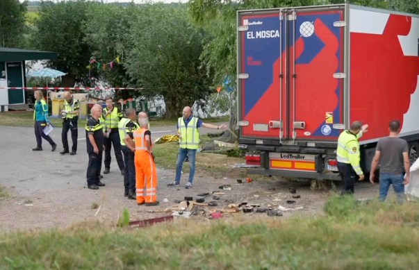 荷兰社区周末烤肉 卡车突冲撞造成6死7伤