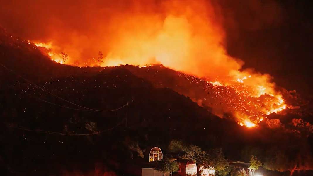 极端高温天气下 南加州山火肆虐致2人死亡