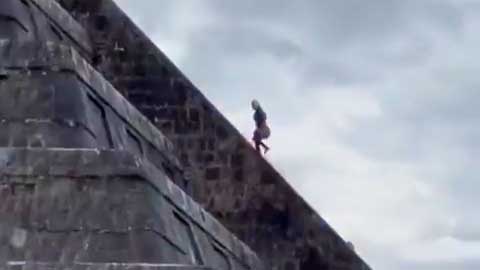 游客因非法攀爬玛雅金字塔被捕