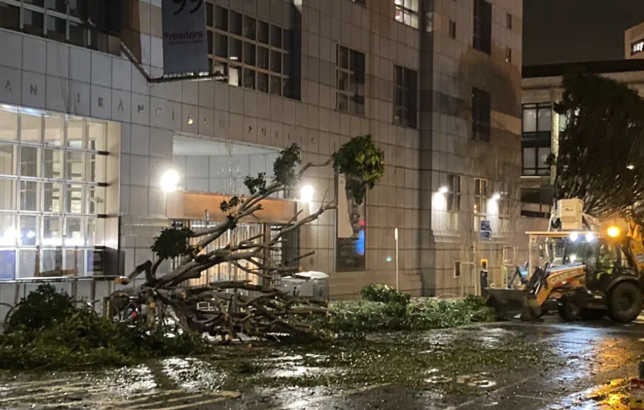 暴风雨袭击加州 已有至少两人死亡