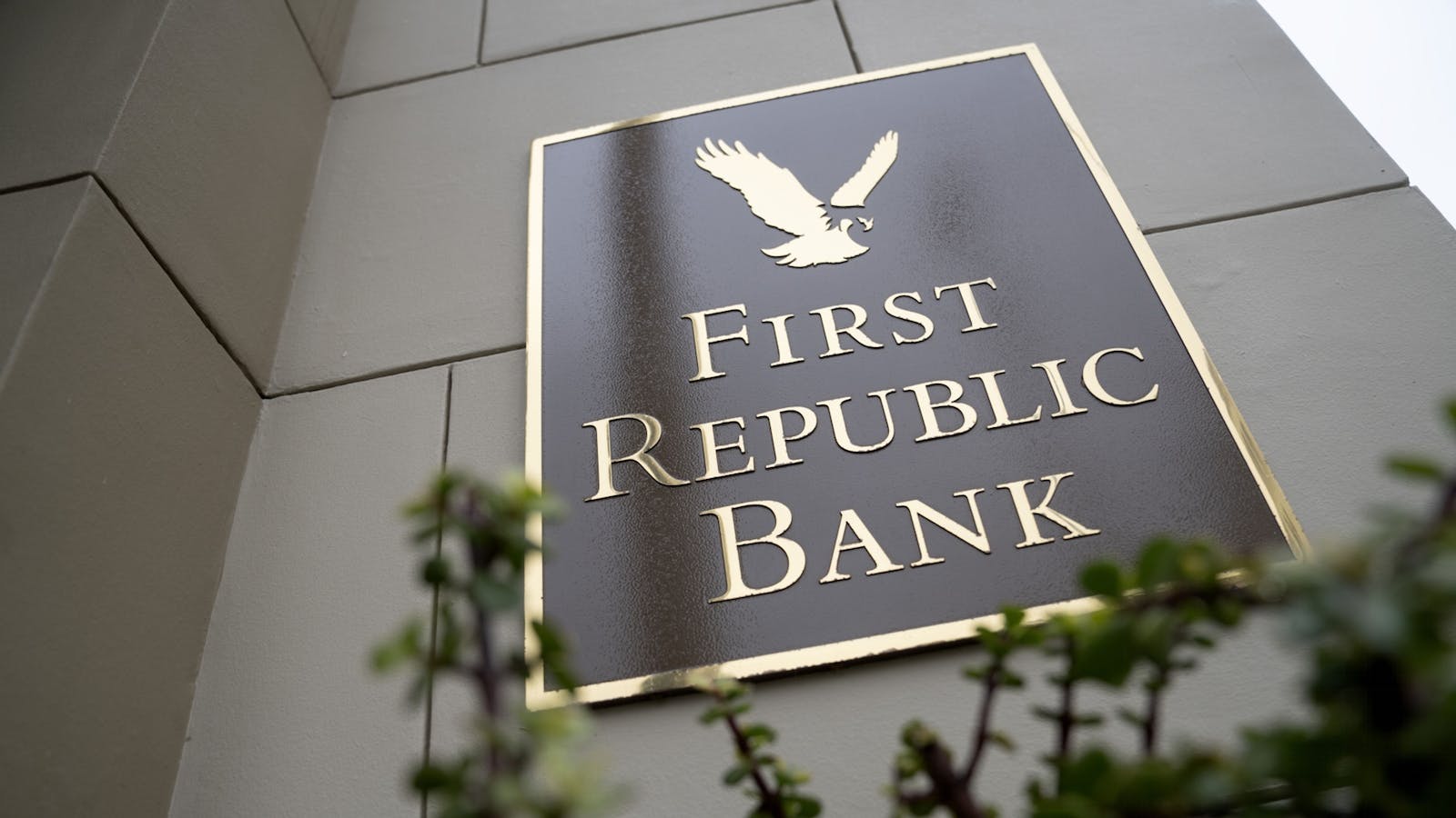 重磅！美11家银行集体出手 300亿“拯救”第一共和国银行