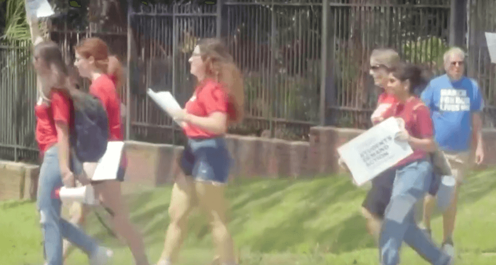 多州逾百所学校学生走出校园游行 抗议枪支暴力