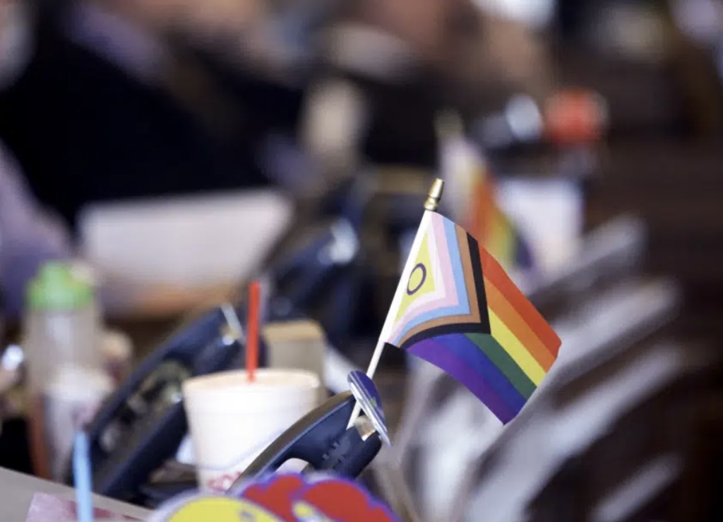 拜登的提案将禁止学校对跨性别运动员实施全面禁令