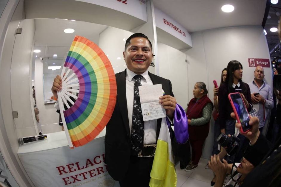 墨西哥首次签发第三性别护照