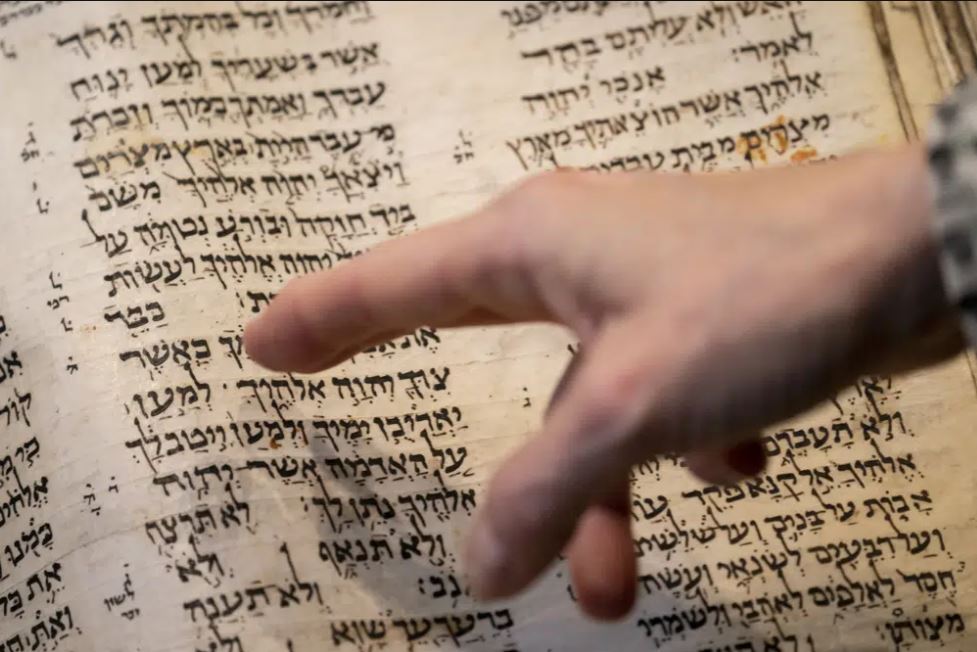 希伯来圣经3800万美元落槌 拥有1100年历史