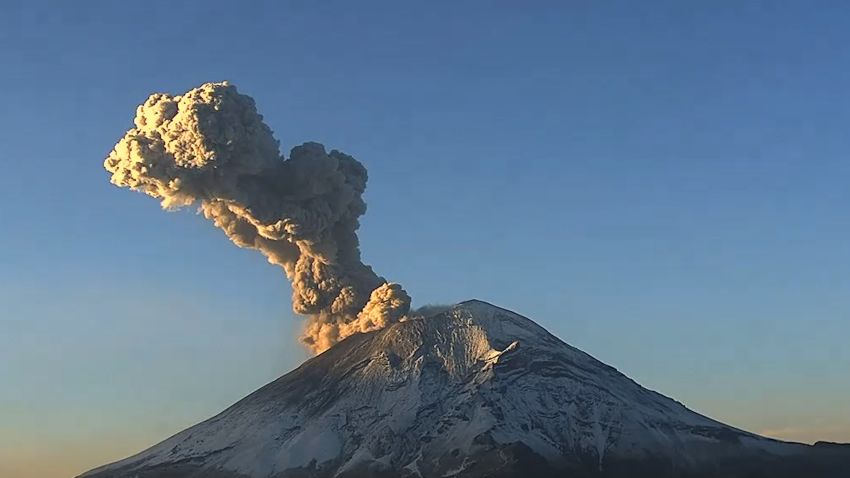 墨西哥火山喷出火山灰 数百万人被警告准备撤离
