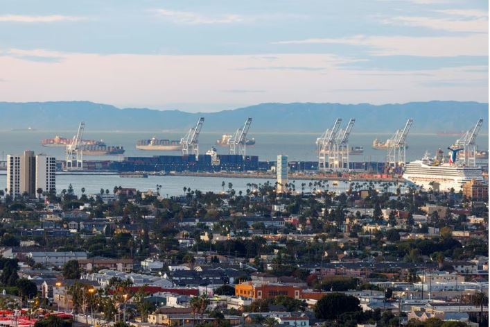 美国西海岸劳资纠纷仍在继续 长滩港周一关闭