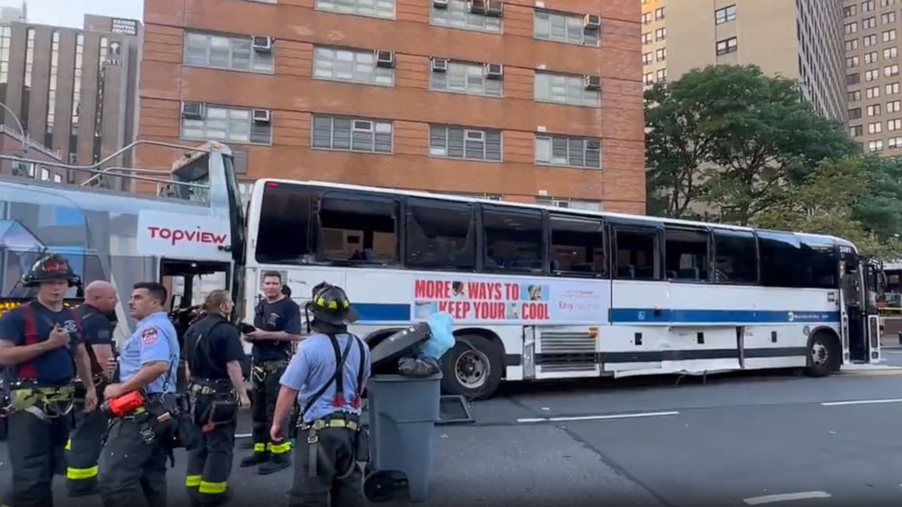 曼哈顿巴士相撞事故 数十人受伤