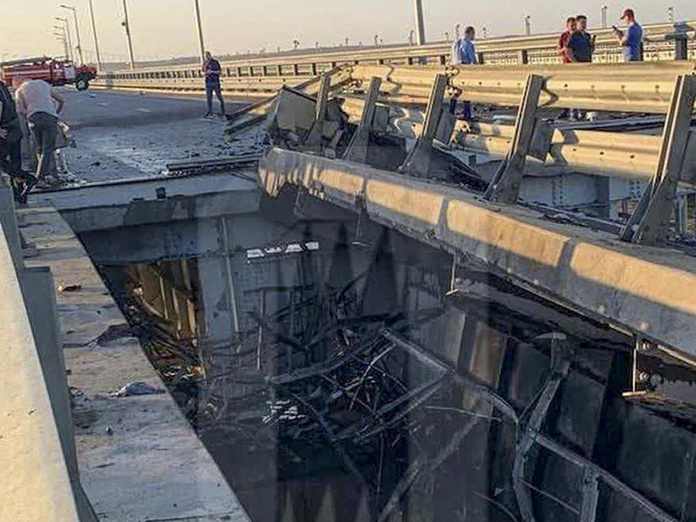 突发！克里米亚大桥又被炸，普京称其为“恐怖袭击”