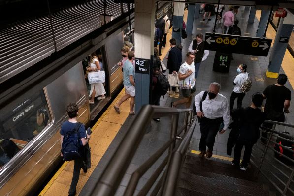 周三，M.T.A.运输署董事会投票决定 将在八月底地铁和公交的基本票价从2.75美元上调至2.90美元