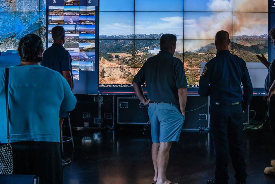 为了应对今夏的野火季 加州的主要消防机构正在尝试训练人工智能来监控野火