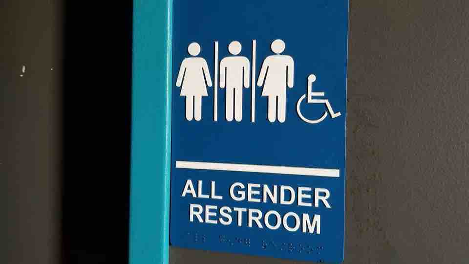 定了！加州州长签署法案：学校必须提供中性厕所