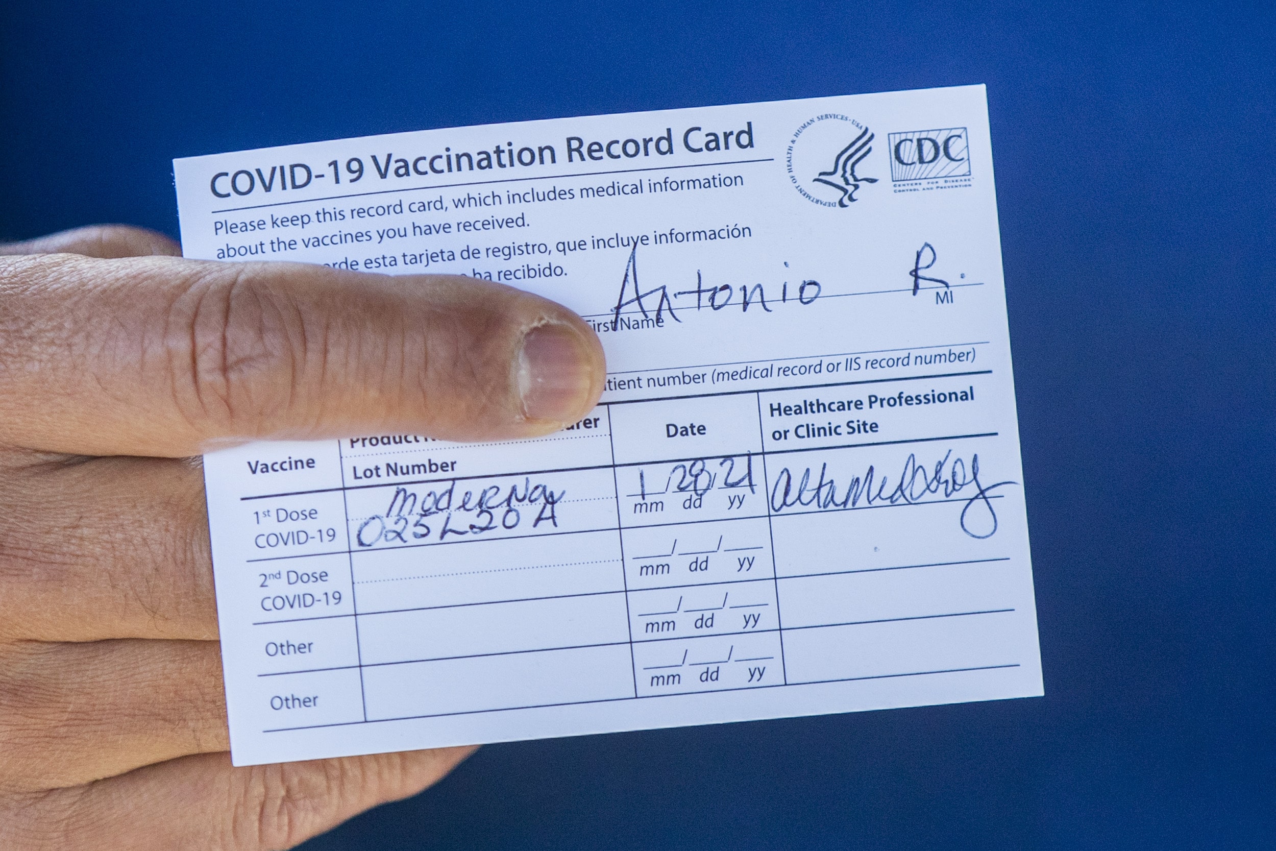 一个时代的结束：美疾控中心不再发放新冠疫苗证！