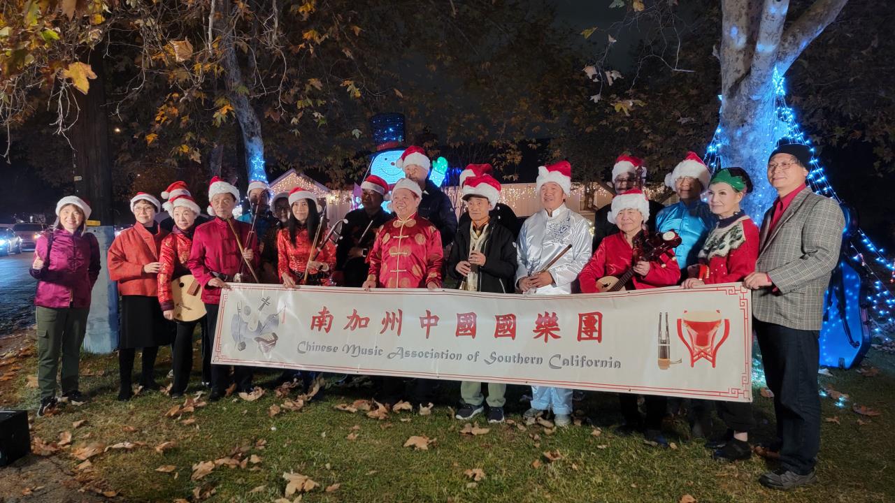 华人乐队扮演圣诞老人，到拐杖糖巷给老美送礼 