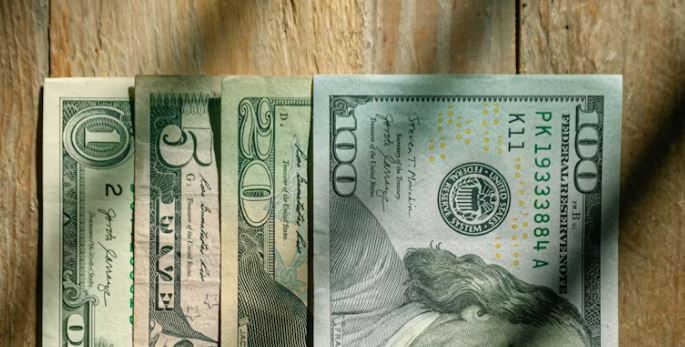 最新数据：美国家庭债务创新高！富人继续消费 年轻人却还不起账了