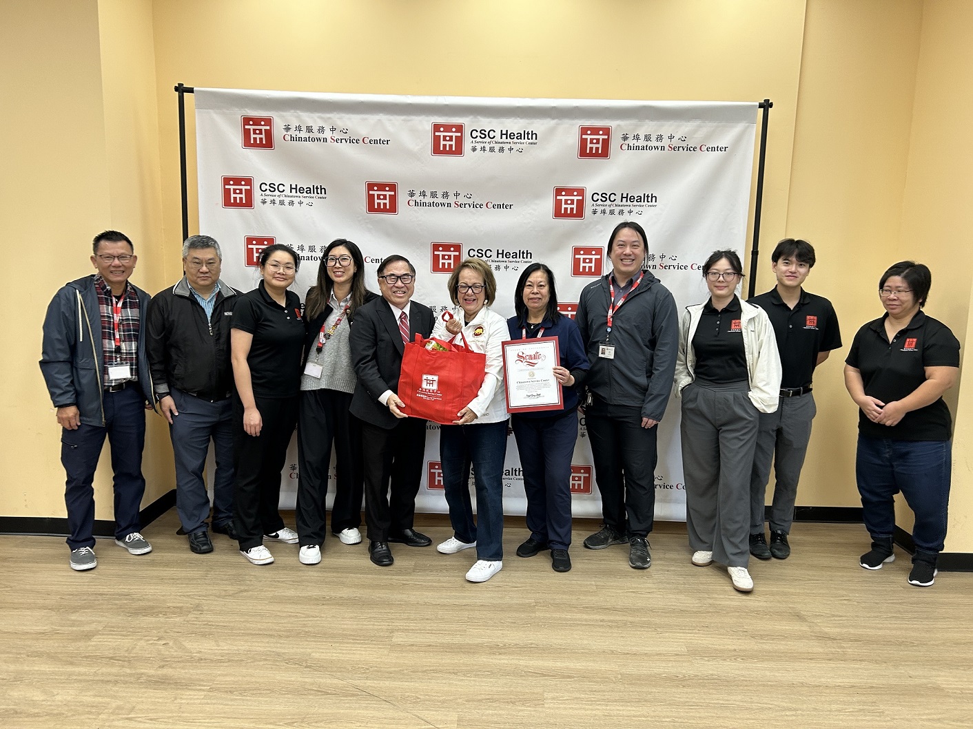 感恩節送暖 加州參議員 Maria Elena Durazo 與華埠服務中心攜手發放食物補給